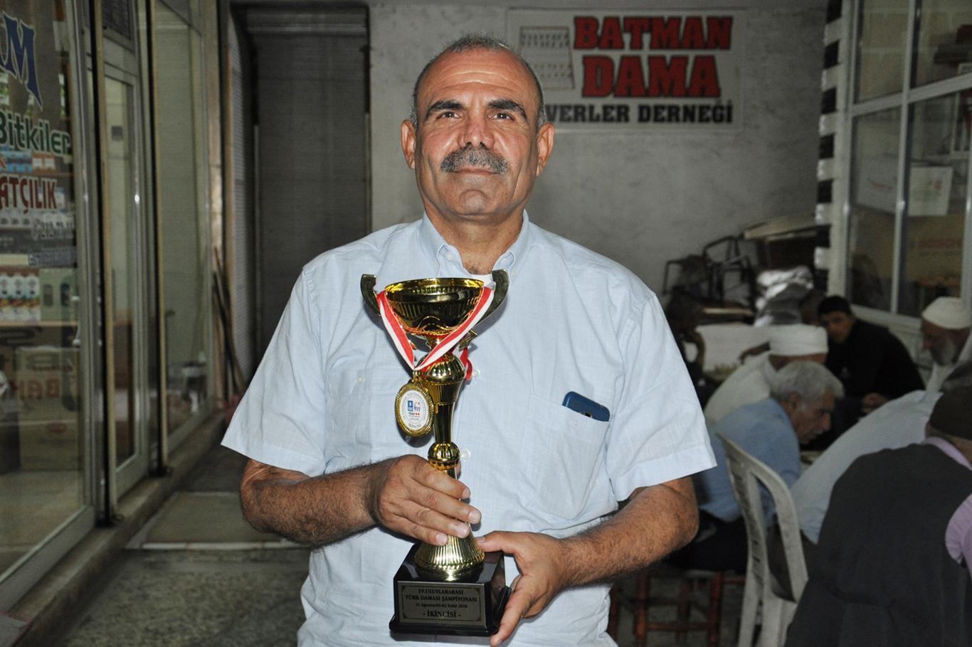 Dama şampiyonasında 15 ülkeden 200 yarışmacı arasında 2'nci oldu Dama şampiyonasında 15 ülkeden 200 yarışmacı arasında 2'nci oldu